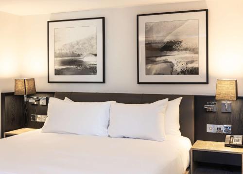 Habitación Superior con cama extragrande del hotel Hilton London Angel Islington. Foto 6