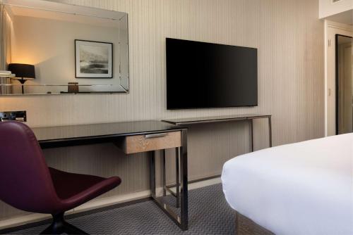 Habitación Superior con cama extragrande del hotel Hilton London Angel Islington. Foto 7