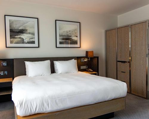 Habitación Executive con acceso al salón y cama extragrande del hotel Hilton London Angel Islington. Foto 3