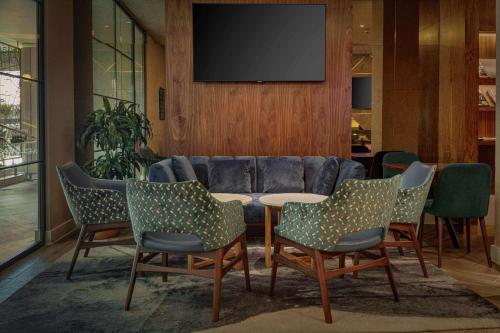 Habitación Executive con acceso al salón y cama extragrande del hotel Hilton London Angel Islington. Foto 5