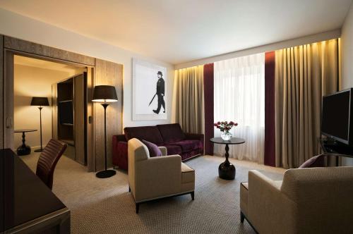 Suite con terraza y acceso al salón del hotel Hilton London Angel Islington