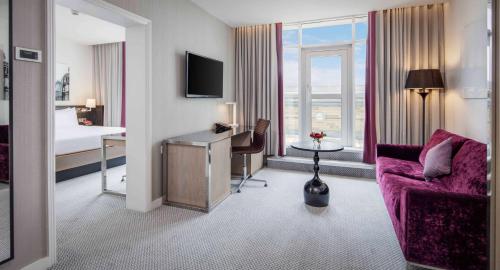 Suite con terraza y acceso al salón del hotel Hilton London Angel Islington. Foto 5