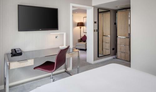 Suite con terraza y acceso al salón del hotel Hilton London Angel Islington. Foto 8