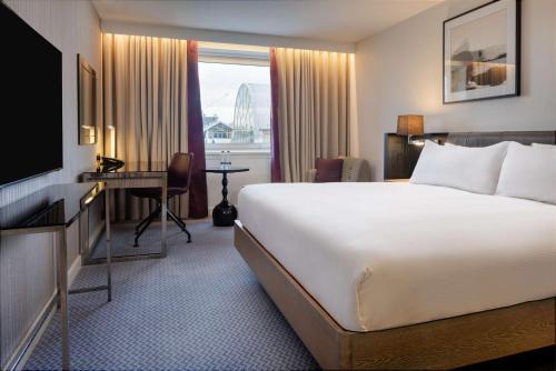 Suite Executive con cama extragrande y acceso al salón del hotel Hilton London Angel Islington. Foto 6