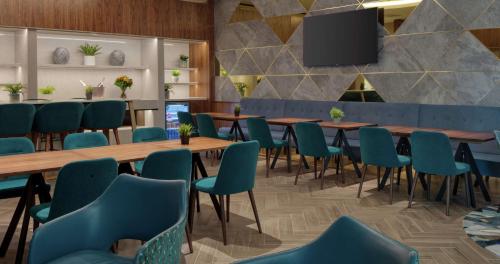 Suite Executive con cama extragrande y acceso al salón del hotel Hilton London Angel Islington. Foto 7