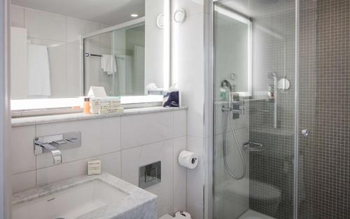 Suite Junior con acceso al salón del hotel Hilton London Angel Islington. Foto 3