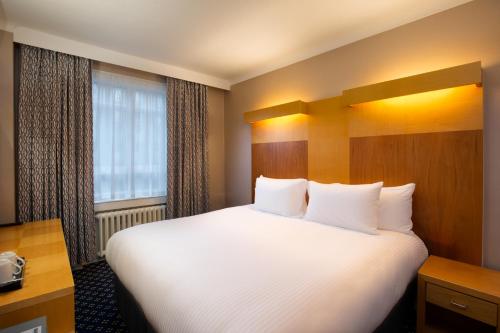 Habitación con cama extragrande. del hotel Tavistock. Foto 1