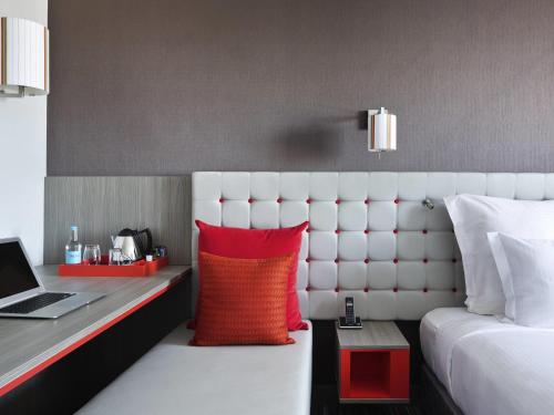 Habitación Clásica con cama extragrande del hotel Pullman London St Pancras. Foto 1