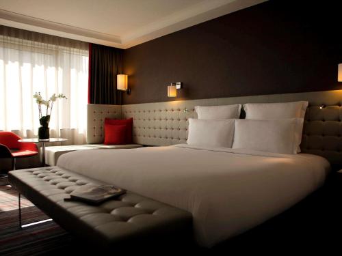 Habitación Deluxe con cama extragrande del hotel Pullman London St Pancras. Foto 1