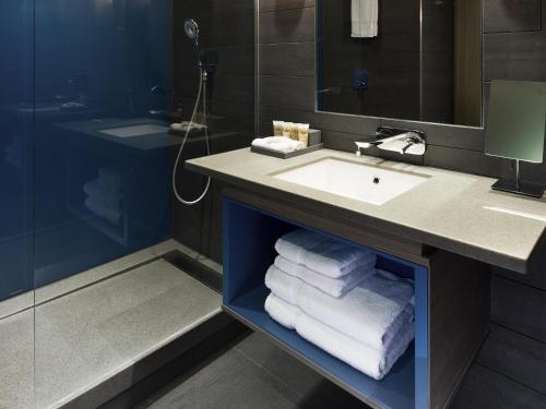 Habitación Deluxe con cama extragrande del hotel Pullman London St Pancras. Foto 3