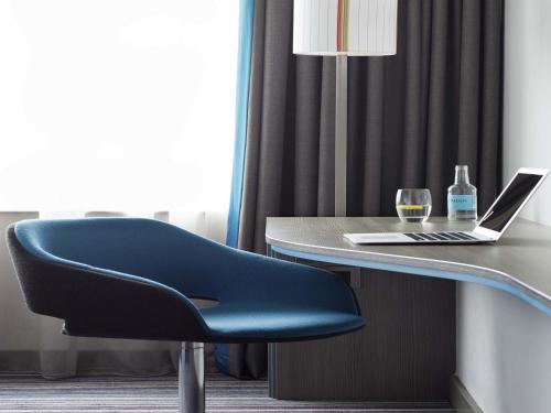 Habitación Deluxe con cama extragrande del hotel Pullman London St Pancras. Foto 5