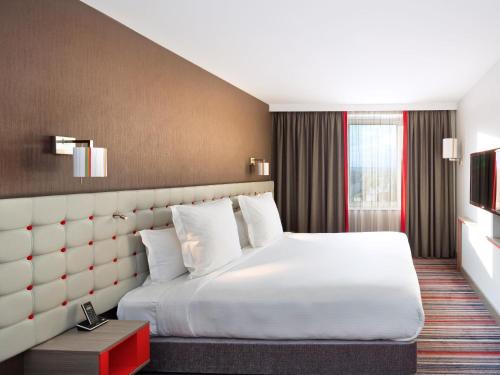 Habitación Clásica con cama extragrande del hotel Pullman London St Pancras. Foto 2