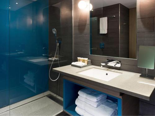 Habitación Deluxe con cama extragrande del hotel Pullman London St Pancras. Foto 9