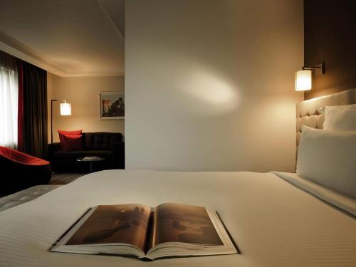 Suite Junior con cama extragrande del hotel Pullman London St Pancras. Foto 7