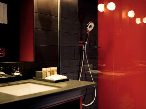 Habitación Clásica con cama extragrande del hotel Pullman London St Pancras. Foto 15