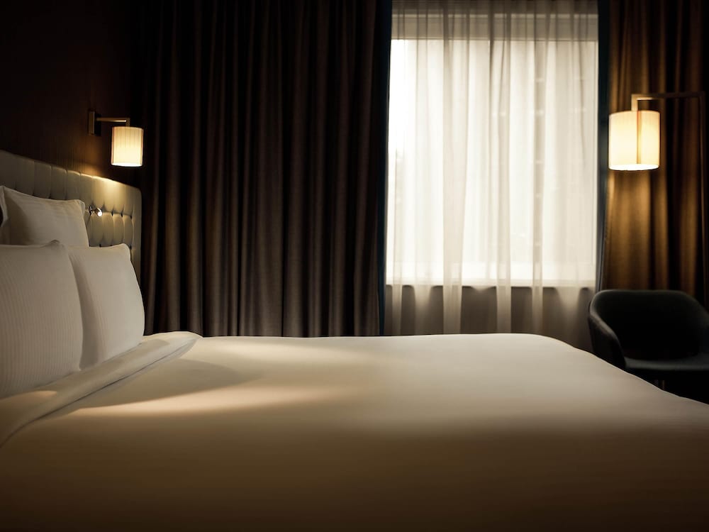 Habitación superior, 1 cama de matrimonio grande con sofá cama del hotel Pullman London St Pancras. Foto 2