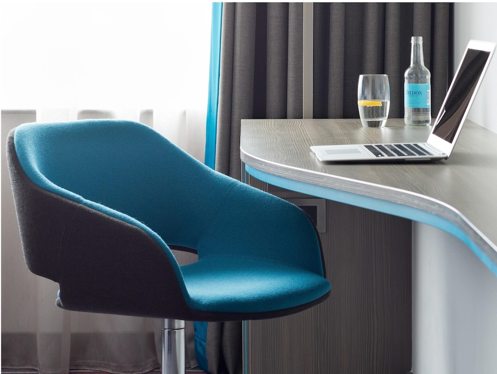 Habitación superior, 1 cama de matrimonio grande con sofá cama del hotel Pullman London St Pancras. Foto 3
