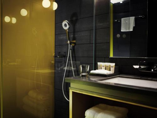 Habitación adaptada para personas con discapacidad - 2 camas individuales del hotel Pullman London St Pancras. Foto 5
