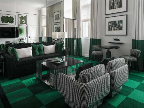 Suite Prestige con sala de estar independiente y vistas a Waterloo Place o al centro comercial Pall Mall - Cama extragrande del hotel Sofitel St James London