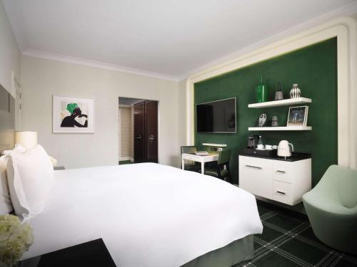 Habitación Premium Luxury con vistas a Waterloo Place o al centro comercial Pall Mall - Cama extragrande del hotel Sofitel St James London