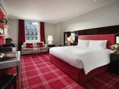 Suite Junior con zona de salón y vistas a Waterloo Place - Cama extragrande del hotel Sofitel St James London