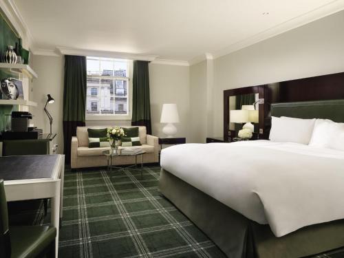 Suite Junior con zona de salón y vistas a Waterloo Place - Cama extragrande del hotel Sofitel St James London. Foto 1
