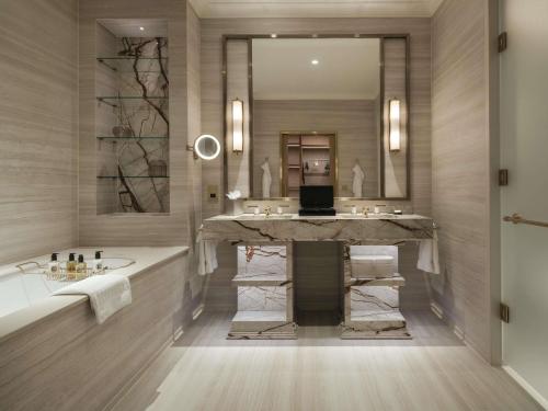 Suite Opera con salón independiente, zona de comedor y vistas a Waterloo Place - Cama extragrande del hotel Sofitel St James London