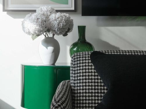 Suite Prestige con sala de estar independiente y vistas a Waterloo Place o al centro comercial Pall Mall - Cama extragrande del hotel Sofitel St James London. Foto 4