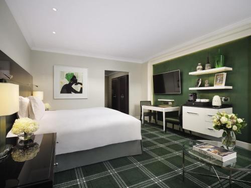 Suite Junior con zona de salón y vistas a Waterloo Place - Cama extragrande del hotel Sofitel St James London. Foto 4