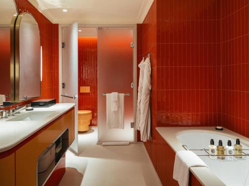 Suite 70 with Separate Lounge and Dining Space - Waterloo Place View del hotel Sofitel St James London