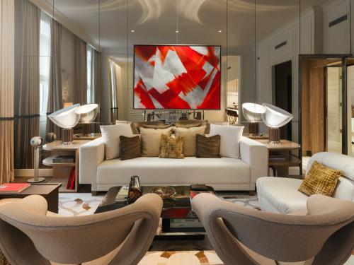 Suite Opera con salón independiente, zona de comedor y vistas a Waterloo Place - Cama extragrande del hotel Sofitel St James London