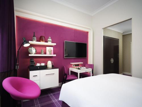 Habitación Superior con cama extragrande del hotel Sofitel St James London. Foto 3