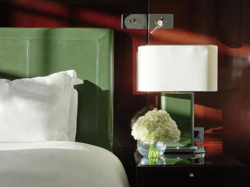 Habitación Clásica con cama grande del hotel Sofitel St James London. Foto 2