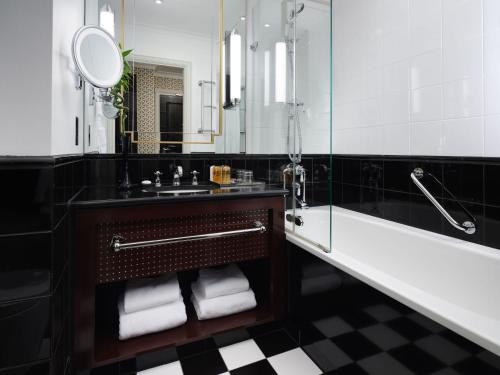 Habitación Clásica con cama grande del hotel Sofitel St James London. Foto 4