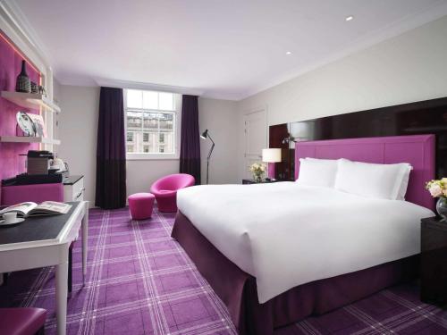 Habitación Superior con cama extragrande del hotel Sofitel St James London. Foto 1