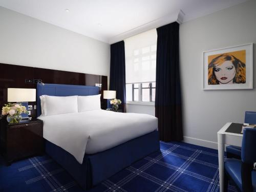 Habitación Superior con cama extragrande del hotel Sofitel St James London. Foto 2
