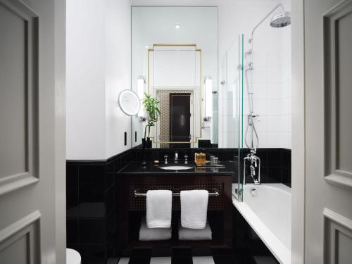 Habitación Superior con cama extragrande del hotel Sofitel St James London. Foto 3