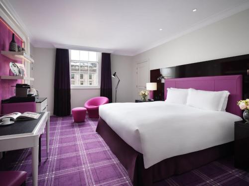 Habitación Premium Luxury con vistas a Waterloo Place o al centro comercial Pall Mall - Cama extragrande del hotel Sofitel St James London. Foto 3