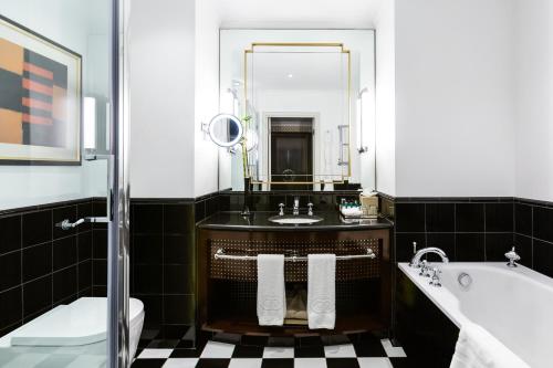 Habitación Doble de lujo - 2 camas del hotel Sofitel St James London. Foto 3