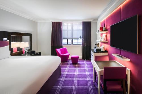 Habitación de lujo - 1 cama extragrande del hotel Sofitel St James London. Foto 5