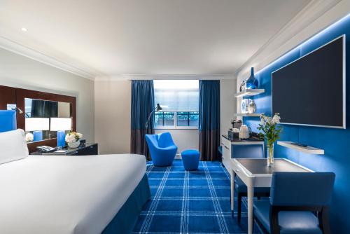 Habitación de lujo - 1 cama extragrande del hotel Sofitel St James London. Foto 6