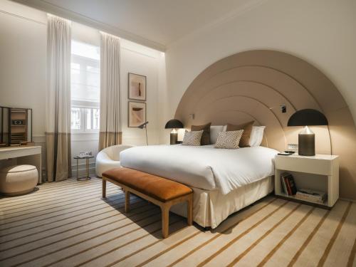 Suite Opera con salón independiente, zona de comedor y vistas a Waterloo Place - Cama extragrande del hotel Sofitel St James London. Foto 1