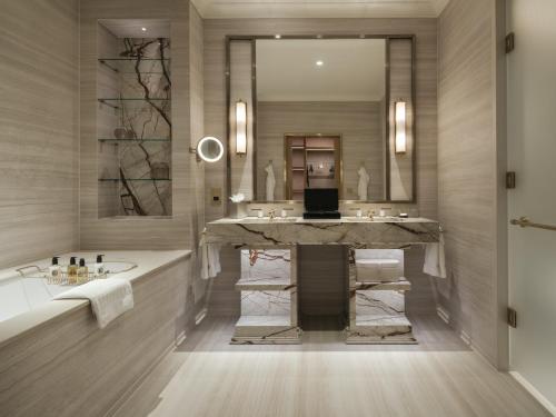 Suite Opera con salón independiente, zona de comedor y vistas a Waterloo Place - Cama extragrande del hotel Sofitel St James London. Foto 2