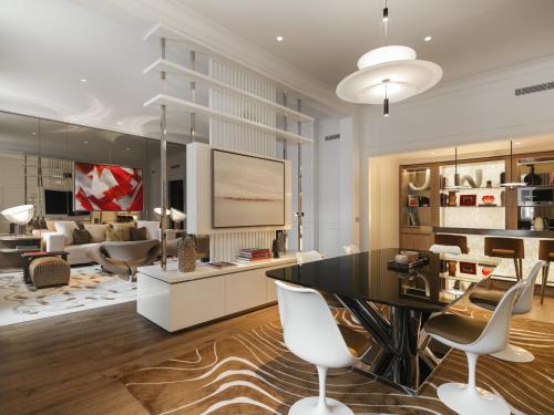 Suite Opera con salón independiente, zona de comedor y vistas a Waterloo Place - Cama extragrande del hotel Sofitel St James London. Foto 3