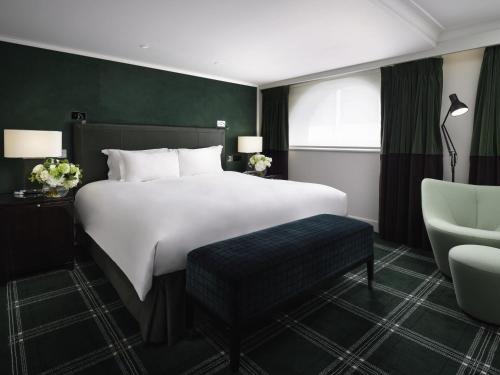 Suite Deluxe con sala de estar independiente con sofá cama - Cama extragrande del hotel Sofitel St James London. Foto 2