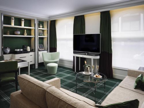Suite Deluxe con sala de estar independiente con sofá cama - Cama extragrande del hotel Sofitel St James London. Foto 4