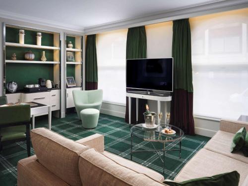 Suite Deluxe con sala de estar independiente con sofá cama - Cama extragrande del hotel Sofitel St James London. Foto 5