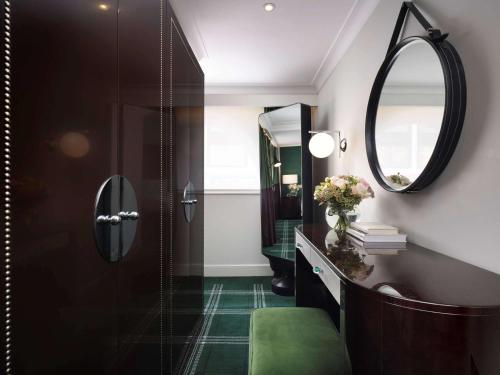 Suite Deluxe con sala de estar independiente con sofá cama - Cama extragrande del hotel Sofitel St James London. Foto 6