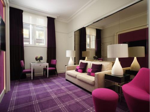 Suite Deluxe con sala de estar independiente con sofá cama - Cama extragrande del hotel Sofitel St James London. Foto 8
