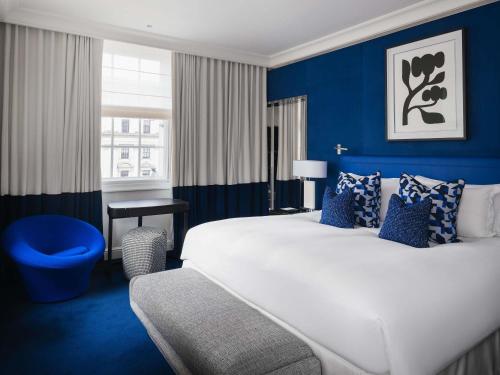 Suite Prestige con sala de estar independiente y vistas a Waterloo Place o al centro comercial Pall Mall - Cama extragrande del hotel Sofitel St James London. Foto 5